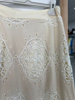 Falda bordada beige thj