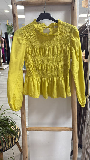 Camisa amarilla engomada