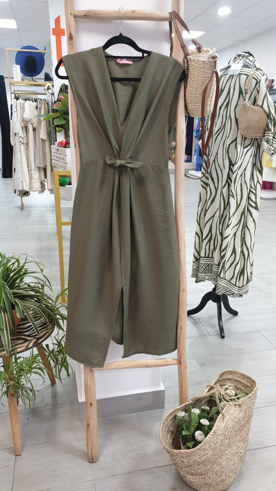Vestido con nudo verde