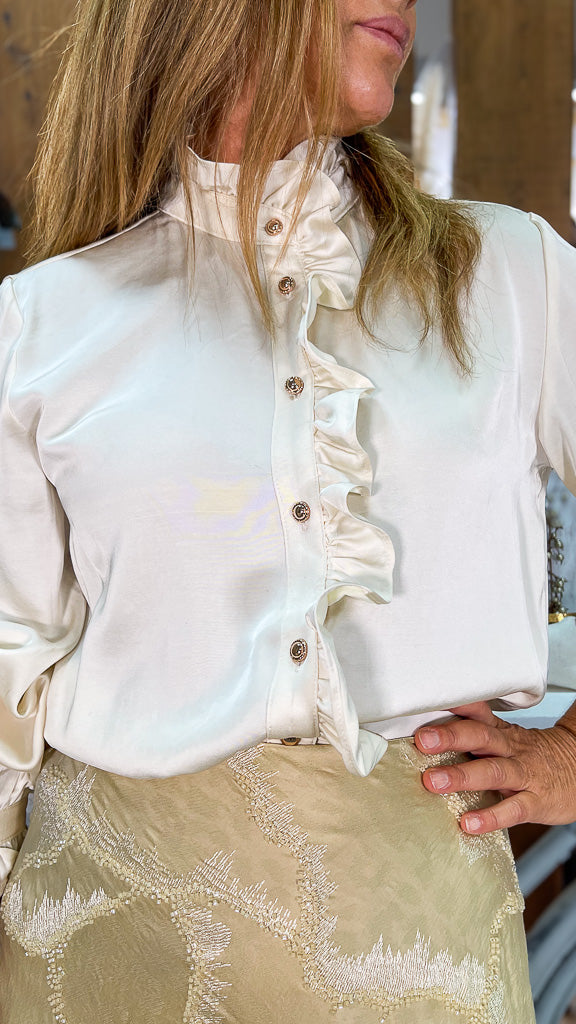 Camisa beige abotonada