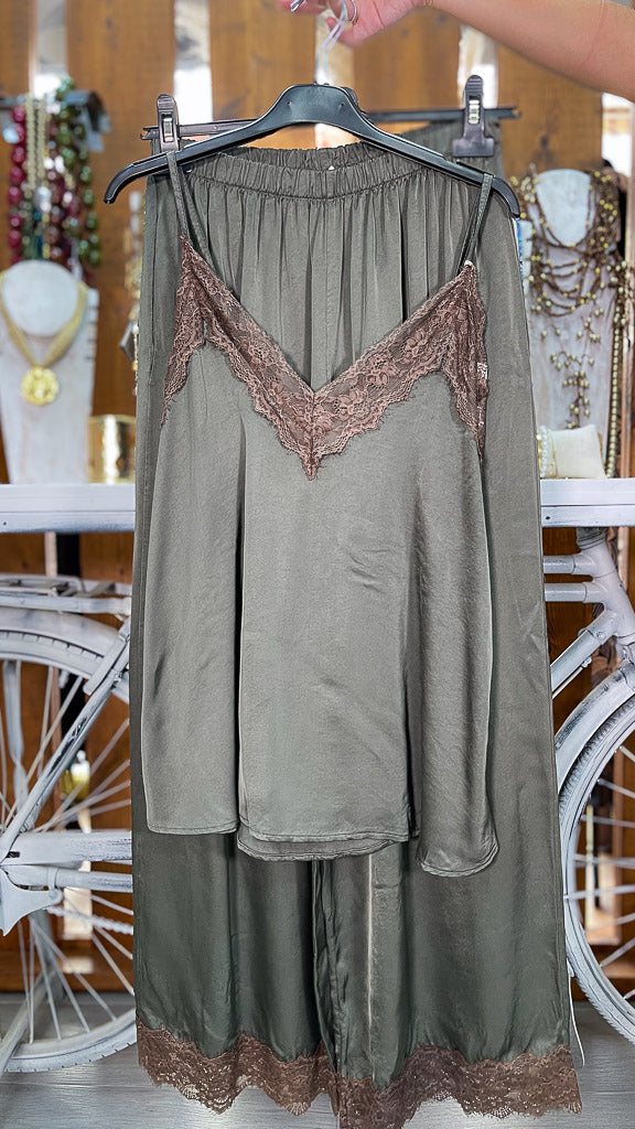 Conjunto satinado puntilla