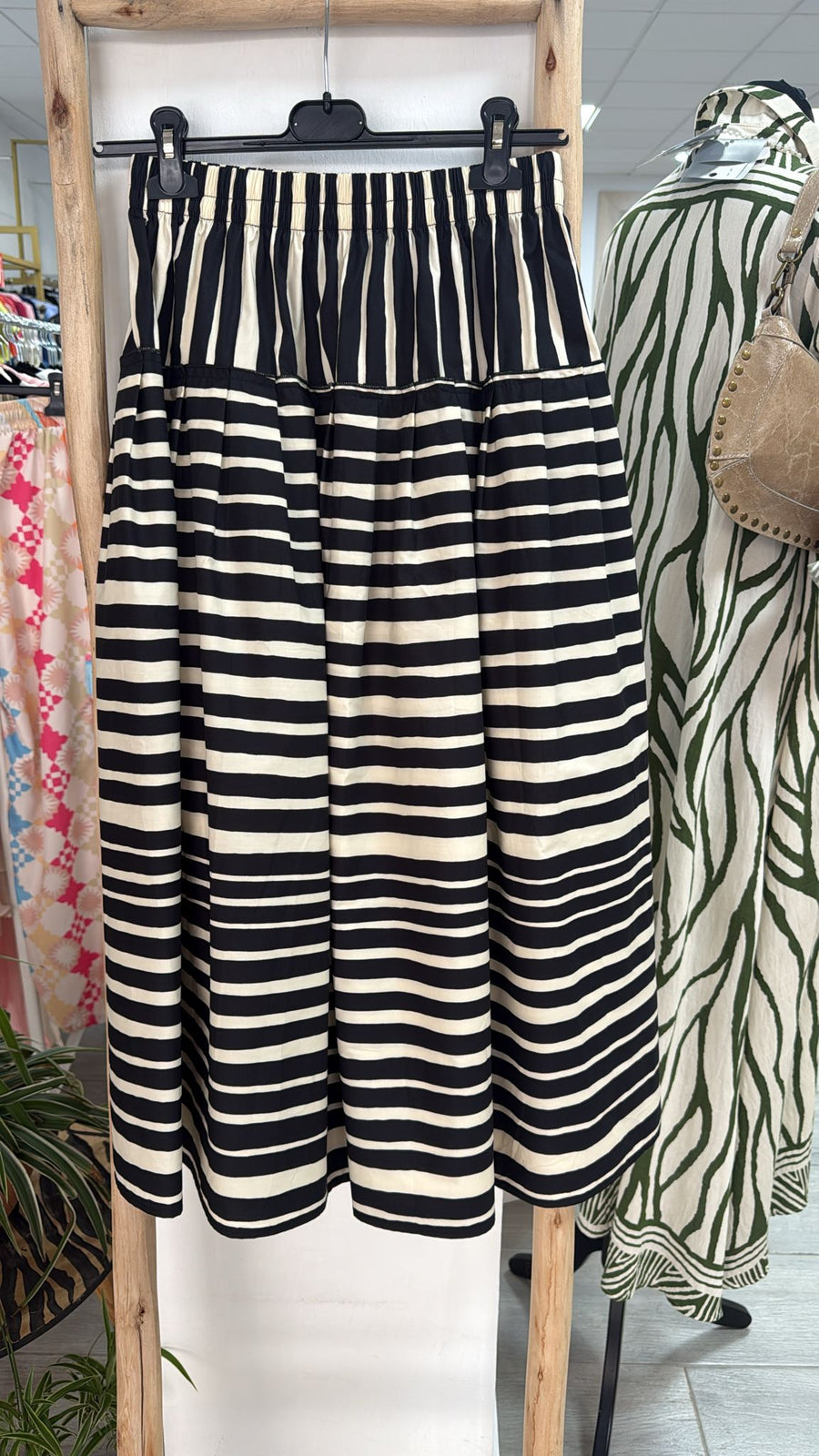 Falda de rayas beige y negra