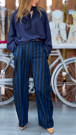Pantalón azul marino rayas