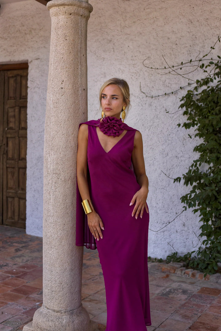 Vestido de fiesta largo color berenjena con capa y broche floral multiposición
