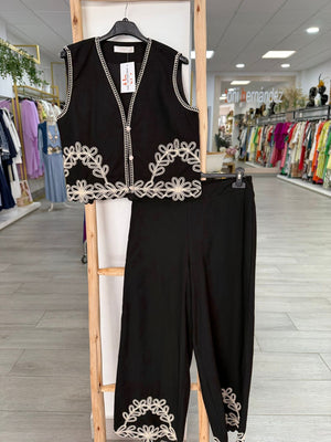Conjunto pantalón chaleco bordado