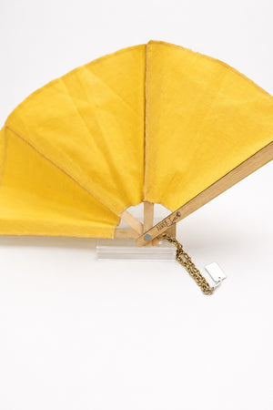 Abanico de lino amarillo con varillas de madera