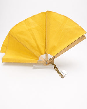 Abanico de lino amarillo con varillas de madera