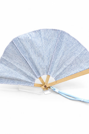 Abanico de lino azul de rayas con varillas de madera