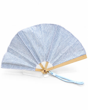 Abanico de lino azul de rayas con varillas de madera