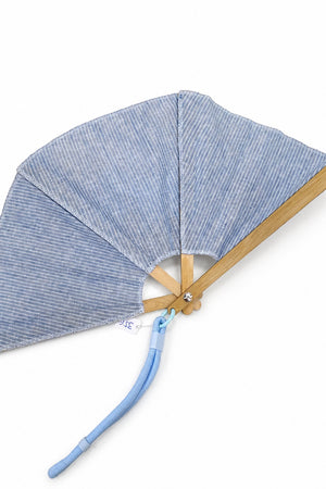 Abanico de lino azul de rayas con varillas de madera