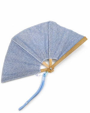Abanico de lino azul de rayas con varillas de madera