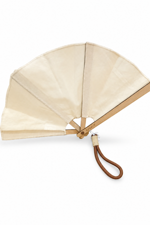 Abanico de lino beige con varillas de madera