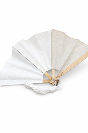 Abanico de lino blanco y beige con varillas de madera