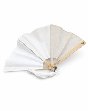 Abanico de lino blanco y beige con varillas de madera