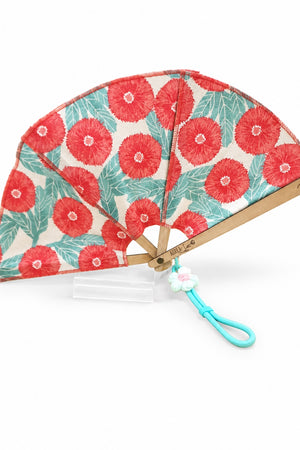 Abanico de lino con flores rojas y varillas de madera