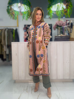 Abrigo Bordado color rosa - look completo