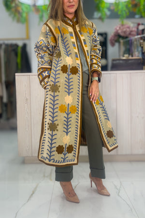 Abrigo Bordado color verde - look completo