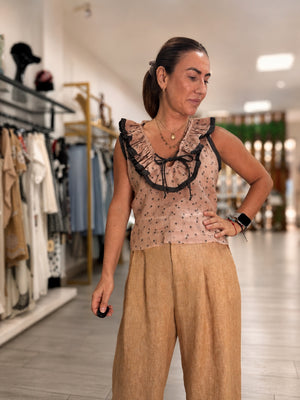 Blusa camel flor con volantes y lazo negro
