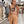 Blusa camel estampada combinada con pantalón de tiro alto