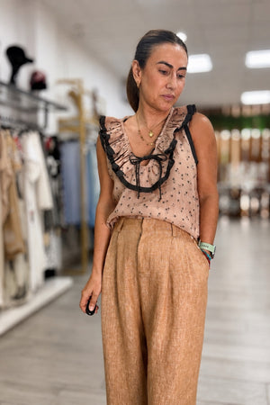 Blusa camel estampada combinada con pantalón de tiro alto