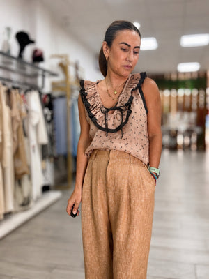 Blusa camel estampada combinada con pantalón de tiro alto