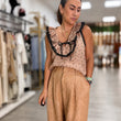 Cargar imagen en el visor de la galería, Blusa camel estampada combinada con pantalón de tiro alto
