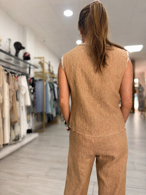 Chaleco beige bordado vista trasera