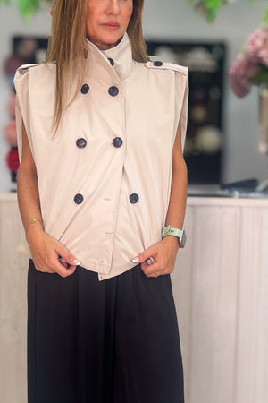 Chaleco Trench color beige - vista frontal