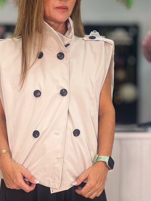 Chaleco Trench color beige - detalle frontal