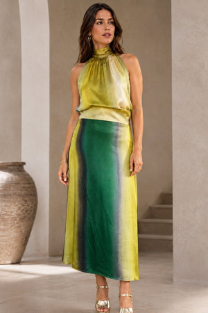 Conjunto Esmeralda satinado verde para invitada