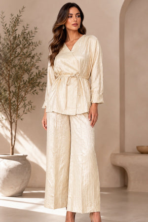 Conjunto Sahara Dorado para eventos con blusa fluida y pantalón