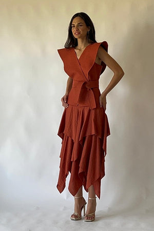 Vestido Clarissa teja con cuerpo cruzado y falda asimétrica