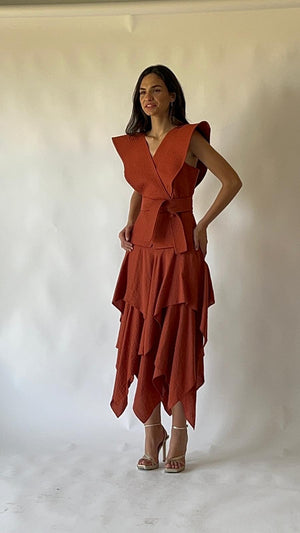 Vestido Clarissa teja con cuerpo cruzado y falda asimétrica