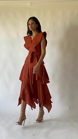 Vestido Clarissa teja con falda de volantes asimétricos