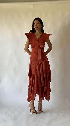 Vestido Clarissa teja con escote cruzado y cinturón